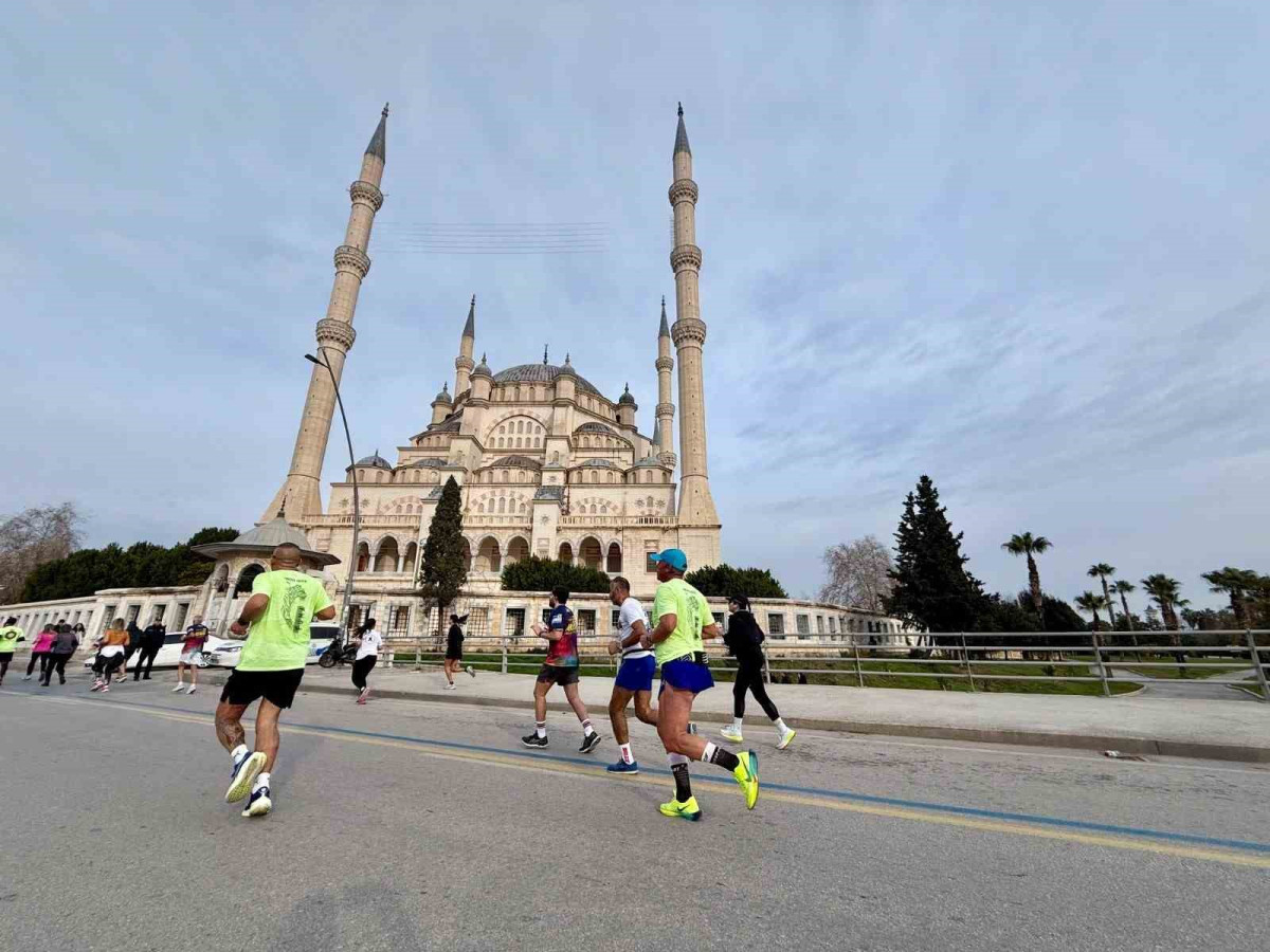 Adana 15. Uluslararası Kurtuluş Yarı Maratonu ve Halk Koşusunda dereceye girenler ödüllerini aldı 