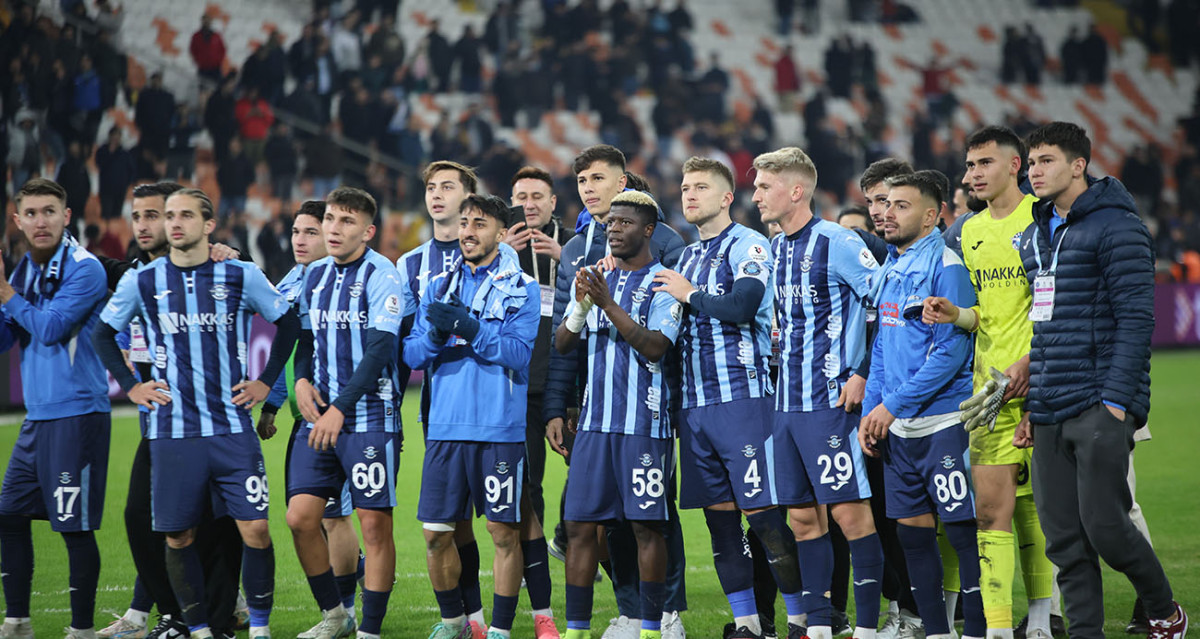 Adana Demirspor ilk galibiyetini coşkuyla kutladı 