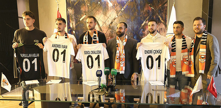 Adanaspor’dan imza şov