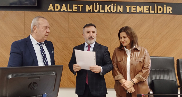 AK Parti Adana İl Başkanı Tamer Dağlı mazbatasını aldı