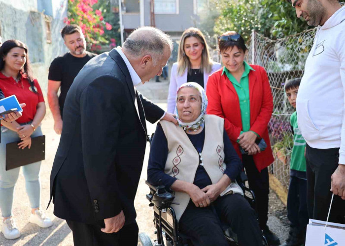 Başkan Ali Demirçalı, akülü sandalye hediye etti 