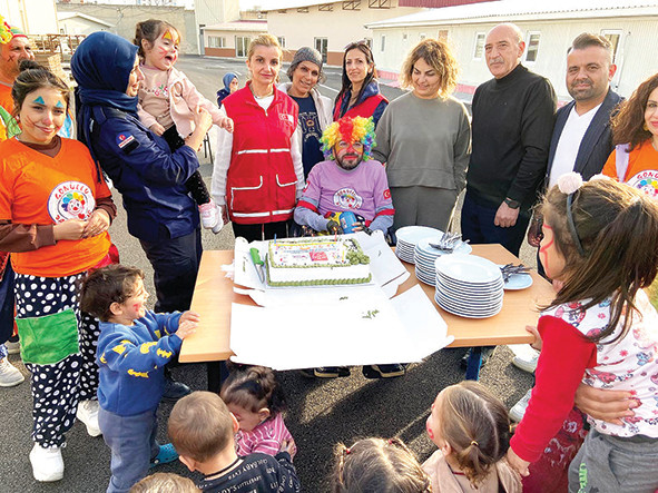  Bu kez cezaevindeki minik kalplere gülücük oldular