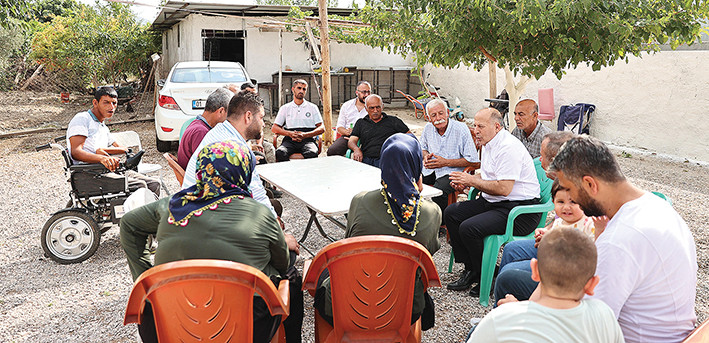 Yüreğir Belediye Başkanı Ali Demirçalı sorun dinliyor